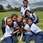 foto de los niños con la mascota del colegio