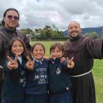 foto de frailes con estudiantes