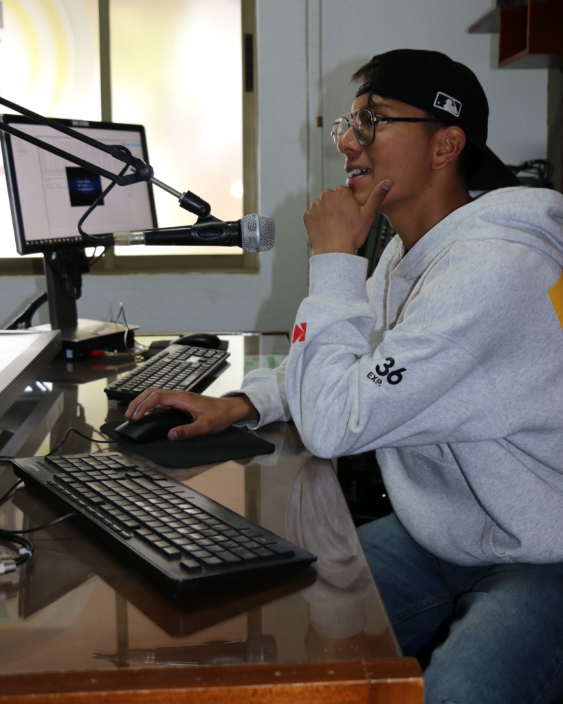 Nuestros alumnos, llenos de felicidad, festejan el amor